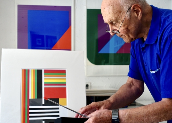 Oskar Stark in seinem Atelier bei der Arbeit an konkreter Kunst.