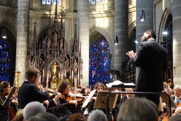 Fawzi Haimor führt sein Orchester im Münster mit leichter Hand durch das Mendelssohn-Konzert.
