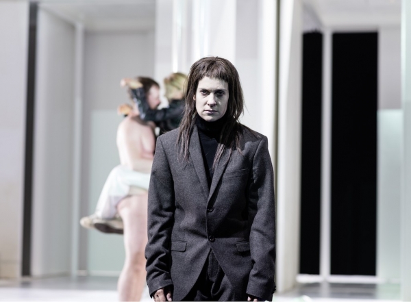 Mephisto (Sandra Gerling) hat erreicht, was er sollte: Faust (Paul Grill) herzt das Gretchen (Lea Ruckpaul). Vergnügen bereitet's dem Teufel offensichtlich keines.
