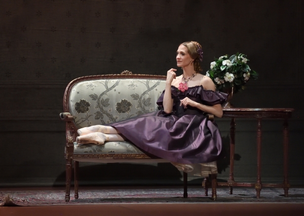 Alicia Amatriain tanzt die Titelrolle im Ballett  &quot;Die Kameliendame&quot;, Sie macht indes auch im Sitzen eine gute Figur.