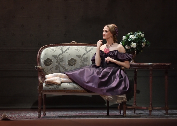 Alicia Amatriain tanzt die Titelrolle im Ballett "Die Kameliendame", Sie macht indes auch im Sitzen eine gute Figur.