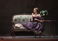 Alicia Amatriain tanzt die Titelrolle im Ballett  &quot;Die Kameliendame&quot;, Sie macht indes auch im Sitzen eine gute Figur.