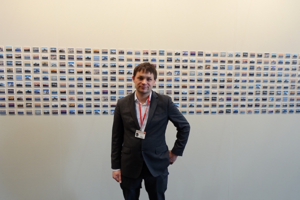 Felix Rehfeld vor seiner monumentalen Kleinarbeit "1000Berge"