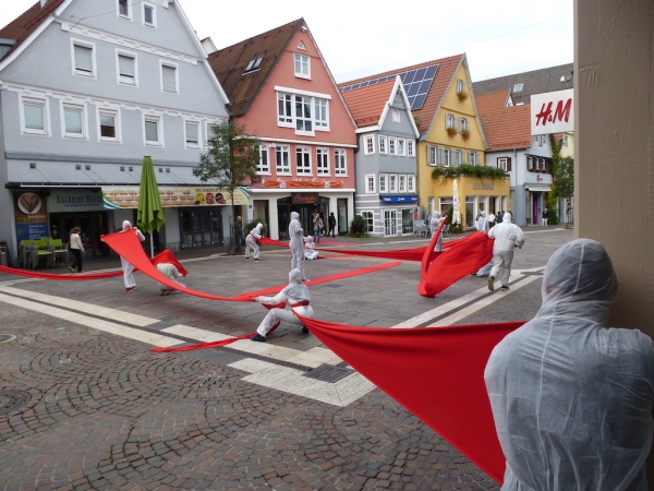 Als verschlungene Pfade weisen in Birgit Barths Performance rote Bänder den Weg vom Rathaus zum Urweltmuseum