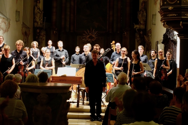 Jörg Halubek und sein Ensemble freuen sich über den hoch verdienten Beifall.