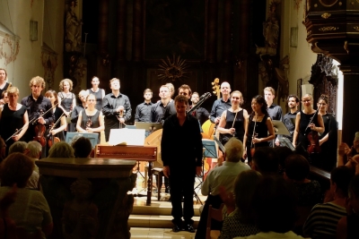 Jörg Halubek und sein Ensemble freuen sich über den hoch verdienten Beifall.