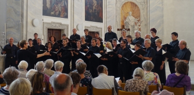 Unter der Leitung von Prof. Hannelotte Pardall singt der Deutsch-Deutsche Kammerchor in der Stadtkirche Ellwangen.