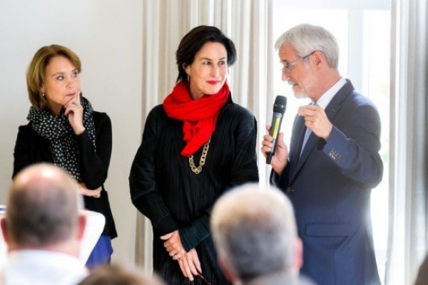 Petra Olschowski, Staatssekretärin im Ministerium für Wissenschaft, Forschung und Kunst (l.) sowie Hortensia Völckers, Künstlerische Direktorin der Kulturstiftung des Bundes, hören Klaus Pavel, Landrat des Ostalbkreises und Projektträger, aufmerksam zu.