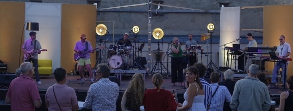 Die &quot;E-Town-Connection&quot; lässt in der Theatersenke im Schloss nichts anbrennen.