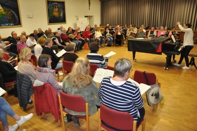 Unter der Leitung von Mirjam Scheider probt der Oratorienchor in der Marienpflege.