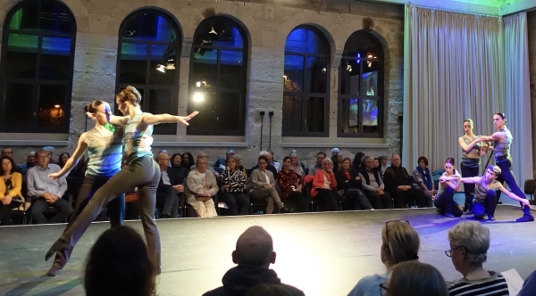 Aufmerksam verfolgt das Publikum die emotional aufgeladene Tanzperformance der Mainzer Ballett-Truppe. 