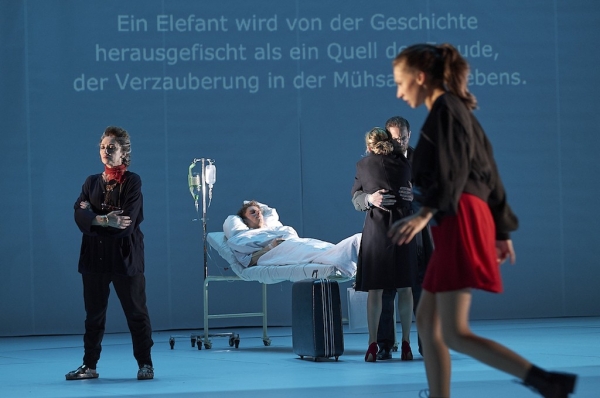 Am Krankenlager Eitans (Martin Bruchmann) blättert die Fassade von der Wahrheit ab: Leah (Evgenia Dodina), Norah (Silke Bodenbender), David (Itay Tiran) und die unerschrockene Wahida (Amina Merai)