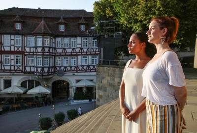 Zwei beeindruckende Persönlichkeiten übernehmen die Hauptrollen in AIDA: Kimberly Thompson (links) als Aida und Martina Lechner als Amneris.