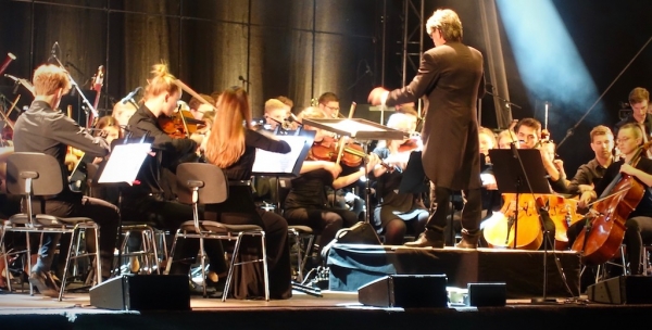 Uwe Renz, als Dirigent international unterwegs, hat aus der JPO einen stabilen Klangkörper geformt.