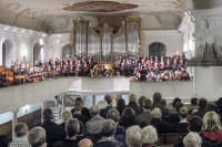 In großer Besetzung macht KMD Thomas Haller in der Aalener Stadtkirche ein fulminantes Requiem zum kirchenmusikalischen Ereignis.