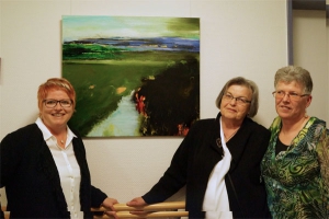 Vor der Landschaft „Zwischen hier und dort“: Gudrun Scheller darf mit ihren beiden „Schülerinnen“ Jenny Bühler (l.) und Marion Legner (r.) zufrieden sein. (Foto: Peter Bühler)