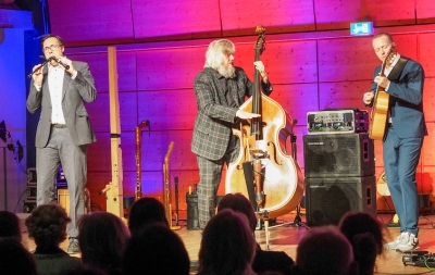 Tobias Reisige spielt schon mal gleichzeitig auf zwei Blockflöten, was Markus Conrads und Johannes Behr materialbedingt nicht schaffen.