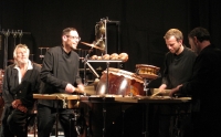 Christian Brückner kann kurz durchatmen, während die Percussionisten von &quot;Elbtonal&quot; für großes Schlagwerkkino sorgen.