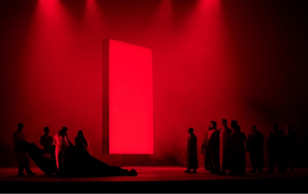 Rot wie Blut leuchtet der Monolith über dem Trauerzug.