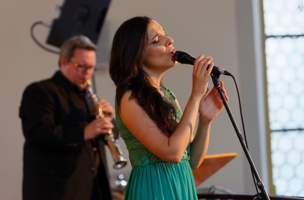 Simin Tander und Uwe Steinmetz, hingegeben an die Musik.