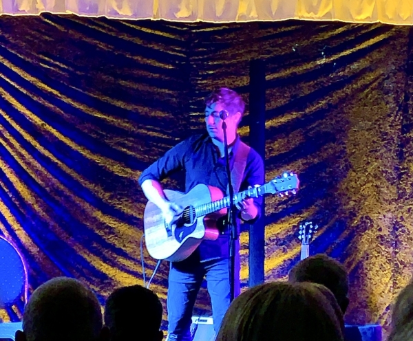 Ein Mann und seine Gitarre - mehr braucht es nicht für das Glück des Publikums.
