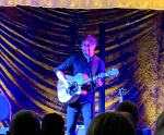 Ein Mann und seine Gitarre - mehr braucht es nicht für das Glück des Publikums.