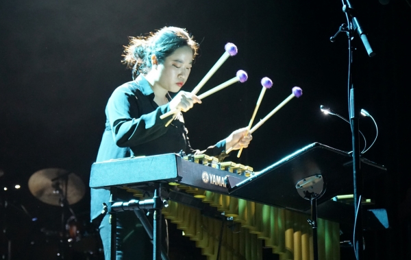 Die junge Koreanerin bringt bei den "Talking Drums" ihr Marimbaphon zum Sprechen.