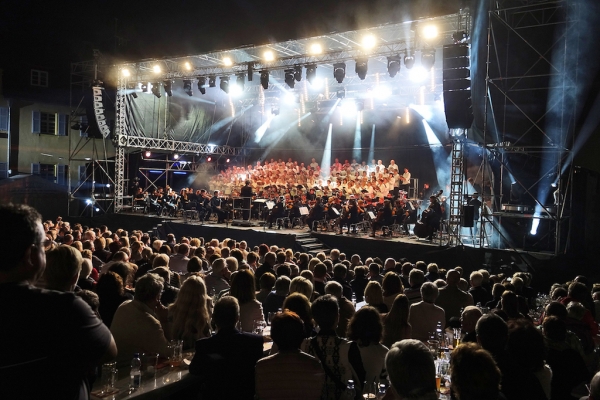 Musikalisches Spektakel mit Lichtgewitter - die "Carmina Burana" auf Schloss Kapfenburg.