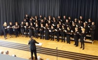 Starker Auftritt - der Aalener Kammerchor unter Thomas Baur im evangelischen Gemeindehaus.