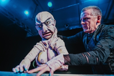 Zwei aus einem Guss: der Puppenkopf und sein alter ego Sebastian Kautz.