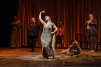 Die Sopranistin Josefin Feiler glänzt als Stasia. Dahinter Gabor Biedermann /Regina Böhlaug), Josephine Köhler (Phöbus Böhlaug), Paula Skorupa (Fisch), Moritz Kallenberg (Alexander Böhlaug), Klaus Rodewald (Abel Glanz).