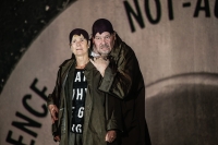 Der doppelte Franz Biberkopf. Sylvana Krappatsch und Rainer Galke.