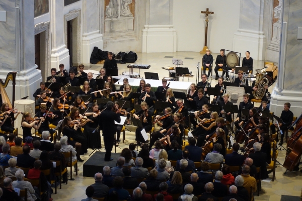 Die Junge Philharmonie Ostwürttemberg erweist sich auch bei ihrem Konzert in der Ellwanger Stadtkirche als höchst flexibler Klangkörper.
