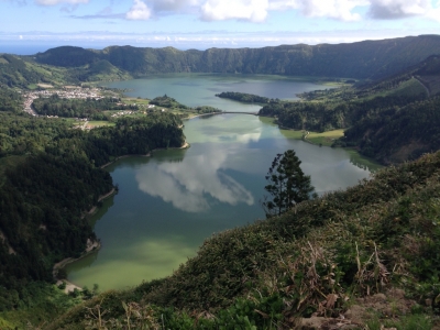 Ein Blick vom Aussichtspunkt &quot;Vista do Rei&quot; auf die Zwillingsseen Lagoa Azul und Lagoa Verde in dem zwölf Kilometer großen Krater im Westen der Insel.