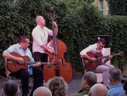 Das Gismo Graf Trio bringt einen Hauch von Hot Club de France in den Lesegarten des Palais Adelmann.