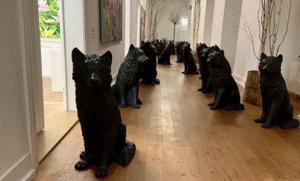 Ottmar Hörls &quot;Wolfsrudel&quot; wartet auf dem Gang.