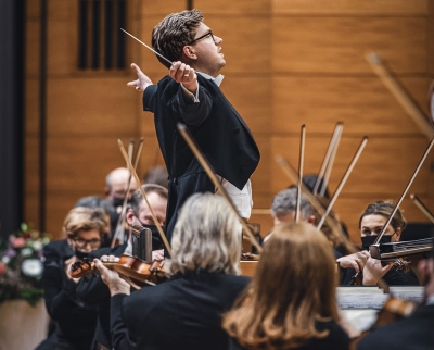 Jakob Brenner wird am Pult der Jungen Philharmonie Ostwürttemberg stehen.