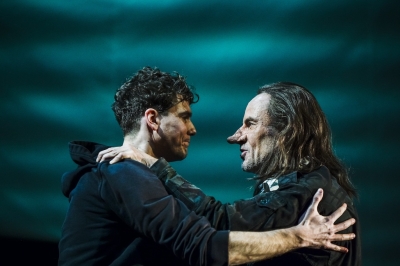 Cyrano (Matthias Leja) schmiedet mit Christian (Felix Strobel) einen Plan.