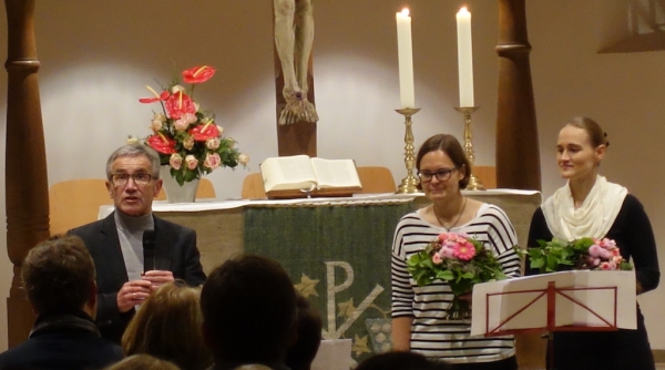 Pflegedirektor Günter Schneider dankt den beiden musizierenden Ärztinnen Caroline und Simone Grupp